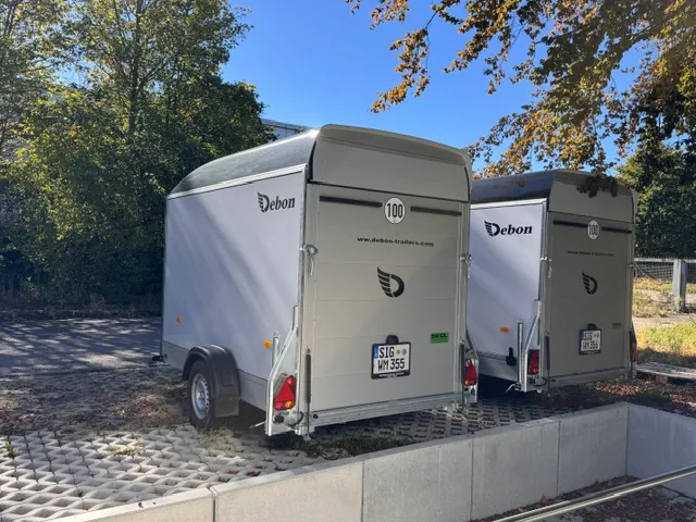 Kofferanhänger Debon Roadster 300 mieten – Woggi-Moto