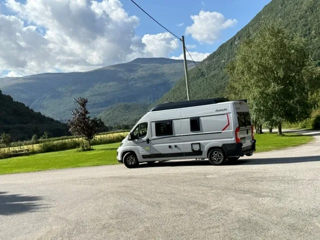 Dethleffs Globetrail auf einem Stellplatz in einem grünen Bergtal